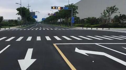 蘇州停車位劃線廠家解讀，道路交通標志牌通常布置在什么區(qū)域？